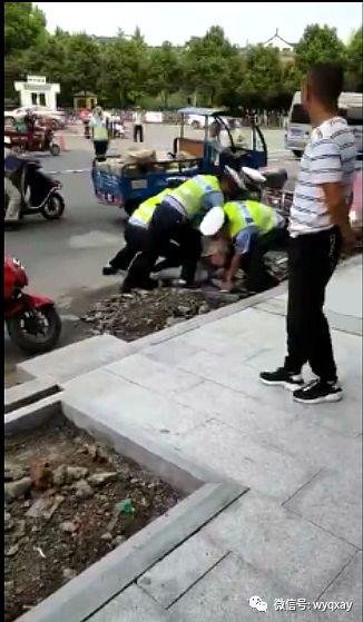 男子骑车吃瓜掉坑里视频