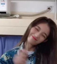 吃瓜女孩捶墙视频播放,这届网友太会玩！