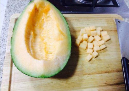 两只咸鱼吃哈密瓜视频