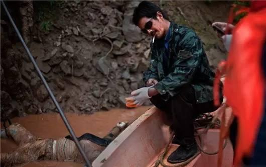 捞尸人真实捞尸实录视频吃瓜群众,捞尸人亲述生死边缘的惊险瞬间