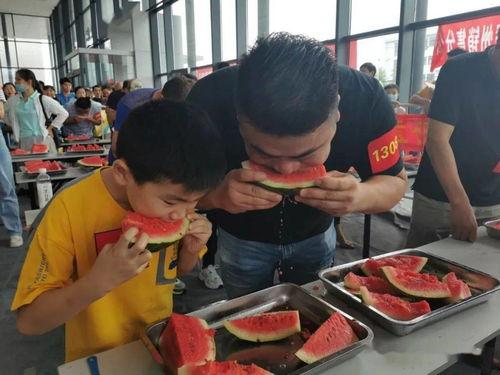 魏桥轻量化食堂吃瓜视频,揭秘食堂美食背后的故事