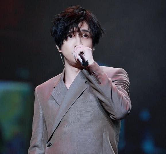 罗志祥和前女友吃瓜视频,吃瓜视频引发网友热议