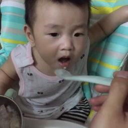 八个月宝宝吃瓜的视频,萌态十足引网友热议