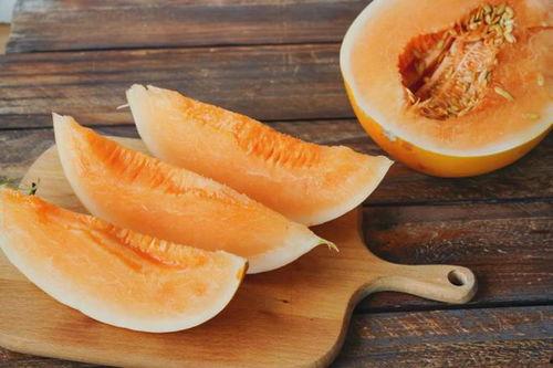 男子餐厅吃蜜瓜视频