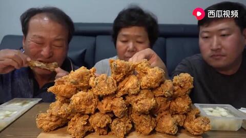 三个外卖员吃瓜视频大全,三段趣味视频大盘点