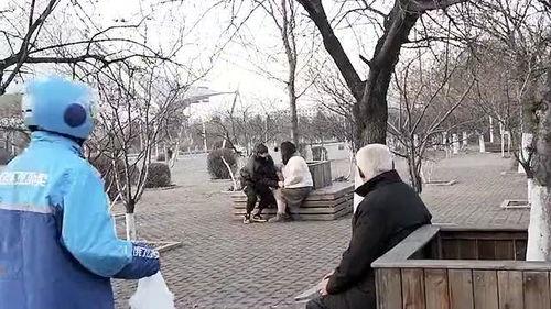 大爷吃瓜群众的真实视频,揭秘街头热辣瞬间