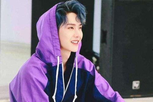 王一博吃军瓜视频,解锁夏日清凉新体验